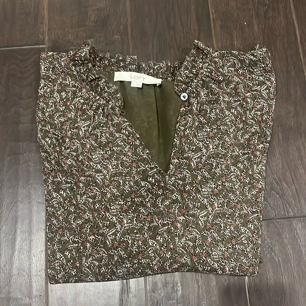 Loft long sleeve shirt with design no flaws